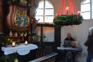 Erntedankfest oder Adventsfeier in der kleinen Kapelle Bessin sind heimelige Erlebnisse für Einheimische und Besucher aus der Umgebung.