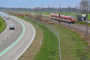 Am Verkehrsprojekt B 96n scheiden sich auf Rügen die Geister: Megastaus zur Ferienzeit verlangen nach mehr Verkehrsinfrastruktur. Dagegen steht der Wunsch nach intakter Umwelt mit möglichst wenig versiegelter Fläche. Wer die Rügenbrücke überquert findet drei parallel verlaufende Verkehrsbänder: Die alte Bundesstraße, die Bahntrasse für Personen- und Güterzüge und – eben die neue Bundesstraße, über die seit Ende 2015 der Verkehr läuft.