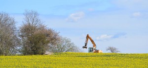 Gebaut wird die B96n vorwiegend auf bisherigen Ackerflächen. Für den Naturschutz wird einiges getan, dennoch sind die Argumente des Naturschutzbundes Nabu und anderer Umweltorganisationen nicht von der Hand zu weisen: Zu viel versiegelte Fläche, zu viele gefällte Bäume, zu viel Geld für wenige Monate der Hauptsaison.