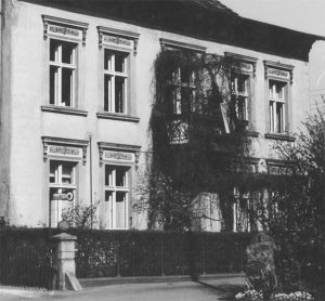 Doktorhaus mit der ursprünglichen Fassade. 1975 ist die Erneuerung überfällig. Die Fassade wird mit grobem Zementputz überzogen.